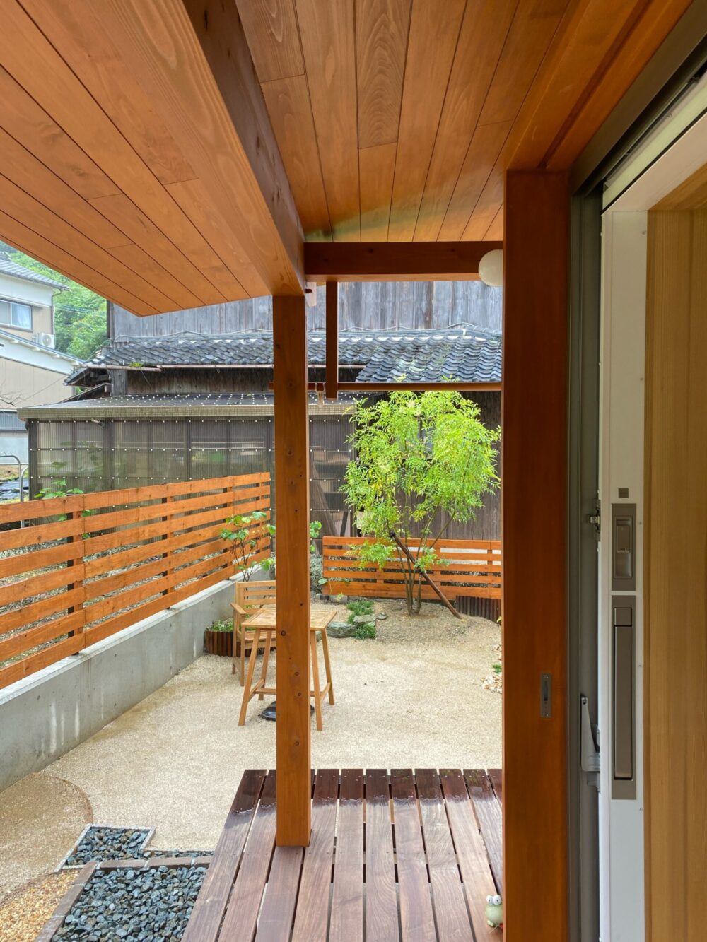 緑に雨粒があたってデッキが少し濡れるが、それもまた風情として捉えることができる