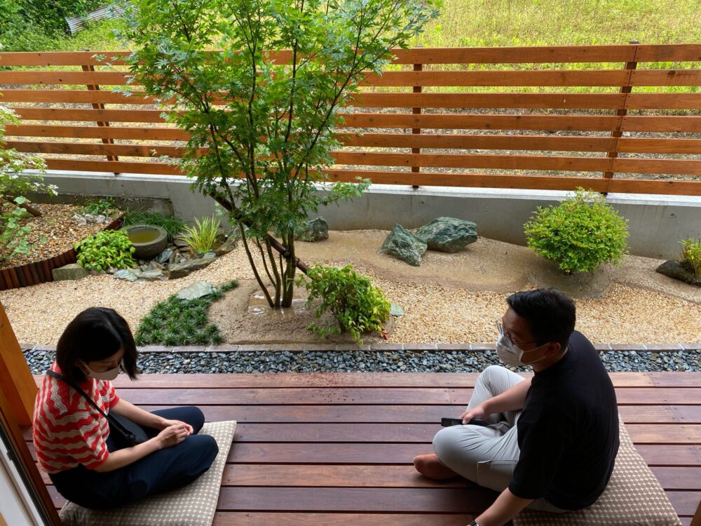 外用座布団を出していただき、雨のしとしとを堪能  	