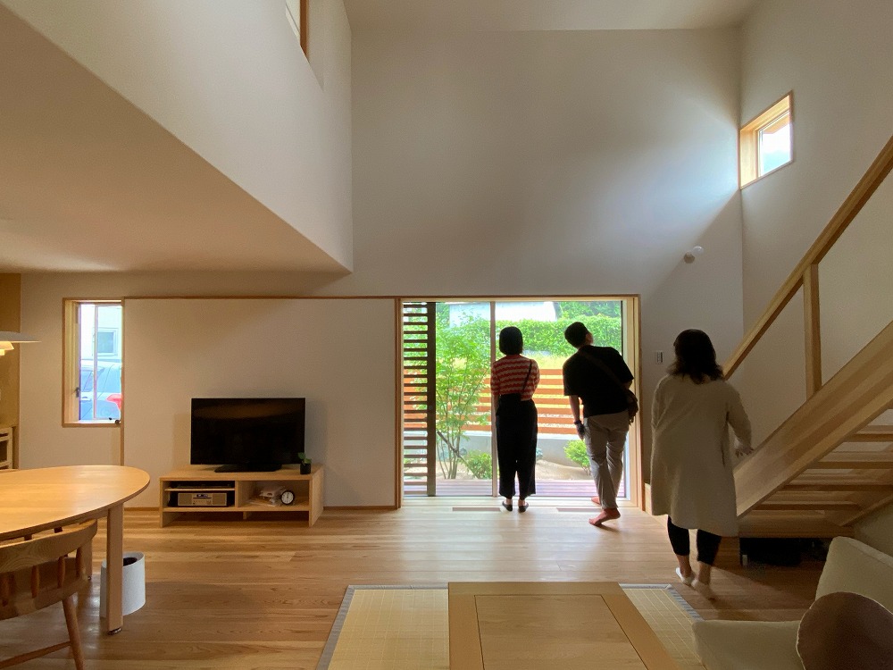 窓を介して縁側に集まる人。豊かな”あいだ”を作れている証拠