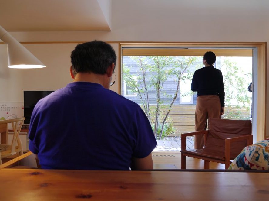 i-worksソファに腰掛ける伊礼さん。伊礼さんは住むなら2.0とおっしゃる。さぞ物が少ないのだろう…