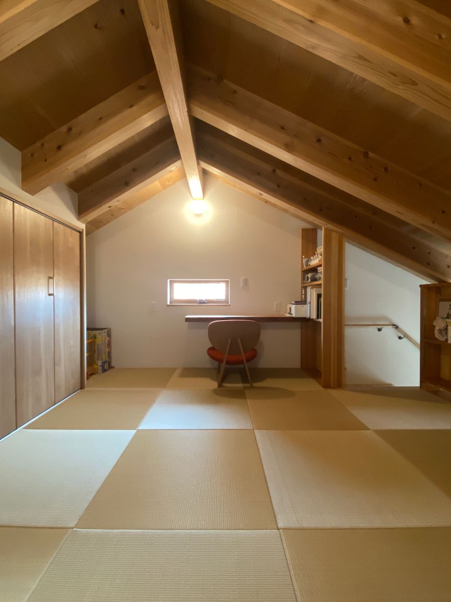 小屋裏を書斎、寝室、子育て、晩酌、物置にする