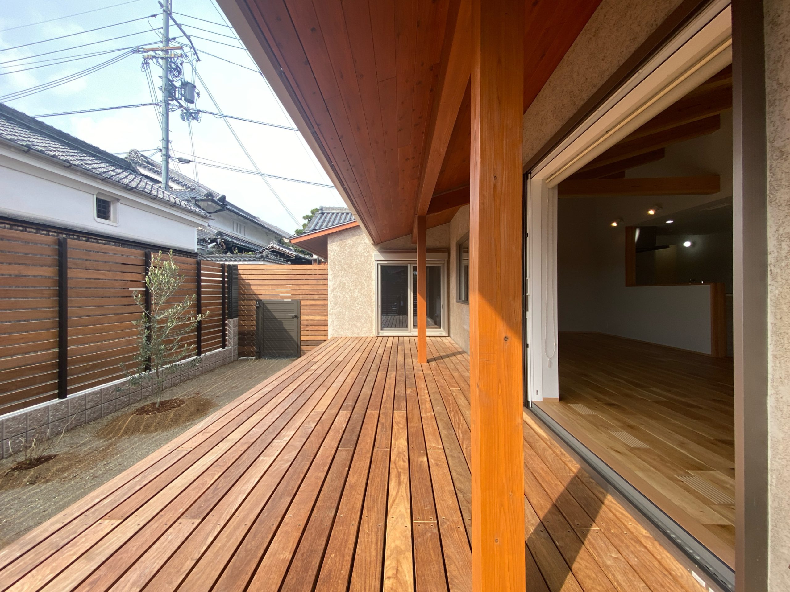 ウッドデッキを作るといつも腰かけたくなる縁側になる