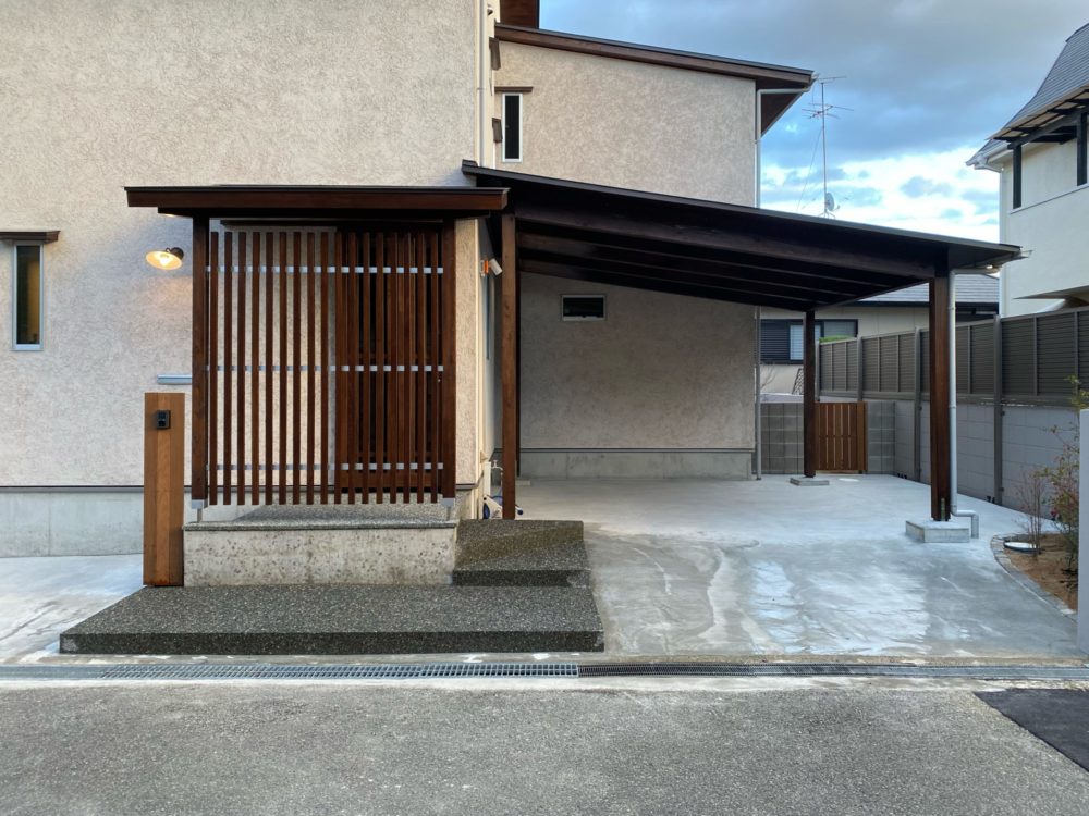 家の中に冬の冷たい風・夏の蒸し暑い熱気を入れないために、デパートの二重扉と同じ役割にしておくことはソーラーコム設計の基本となっている