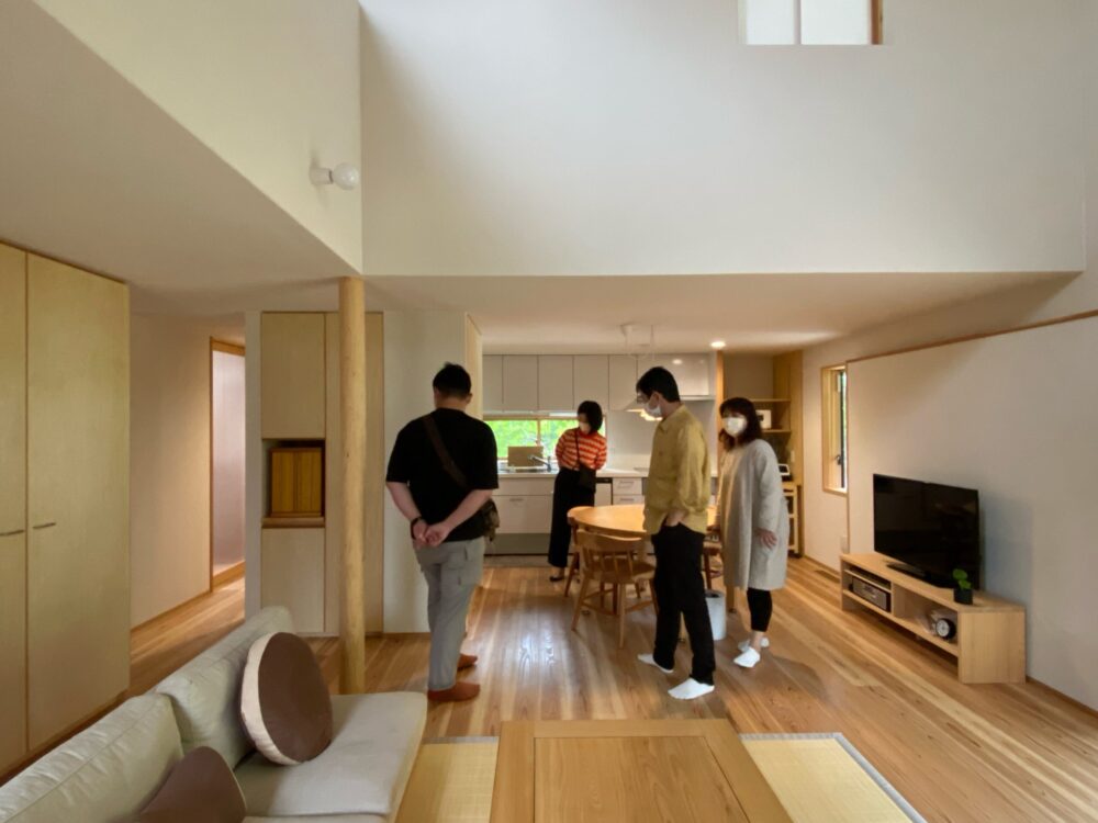 玄関から入ると、キッチン、廊下、リビングが回れるi-works