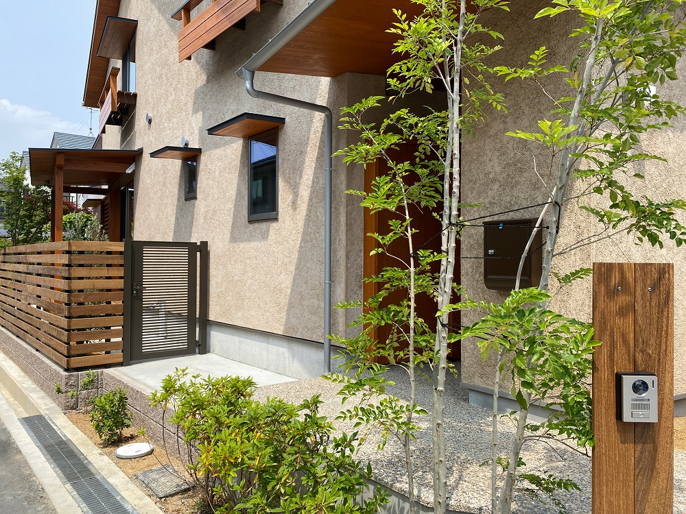 選んでいただいたのはソーラーコムの「陽の木の家」。表情豊かなそとん壁と木を見せる外観