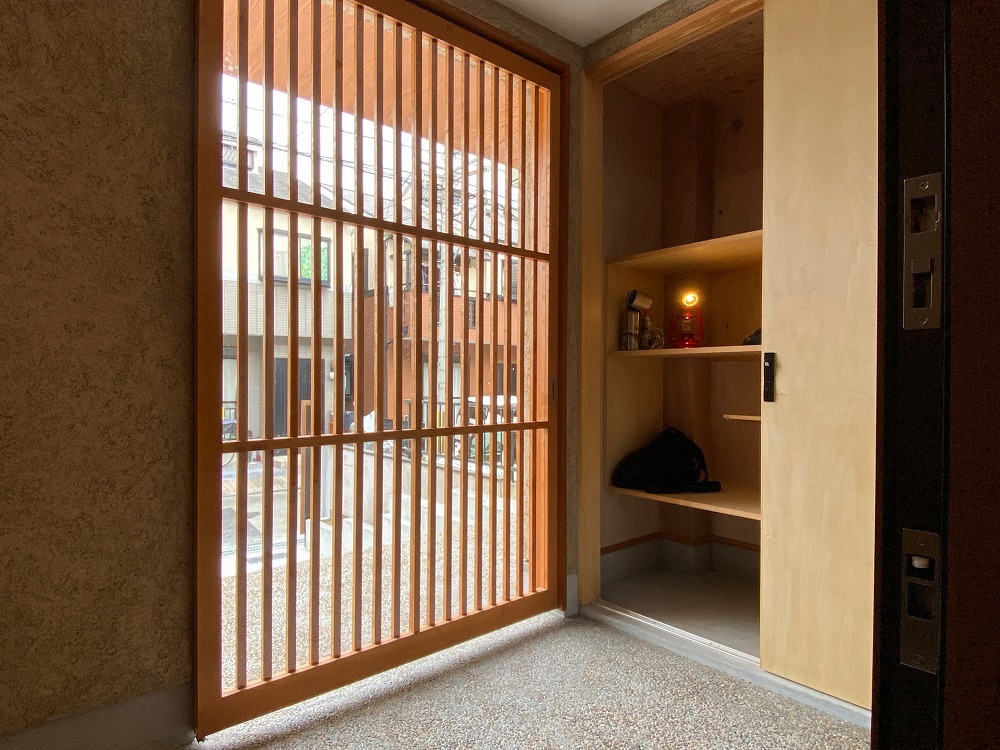 雨具、キャンプ道具、ゴルフバッグ、工具何でも仕舞える便利な土間になった