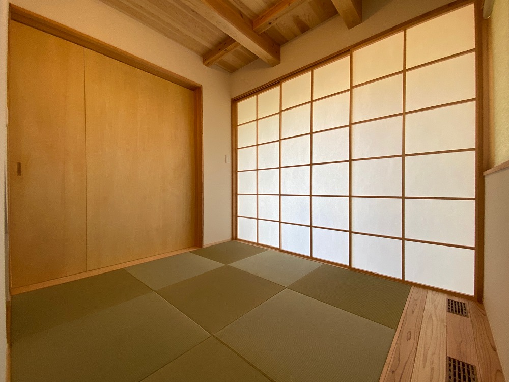 居間、広縁の両方を閉じると落ち着きある和空間となった