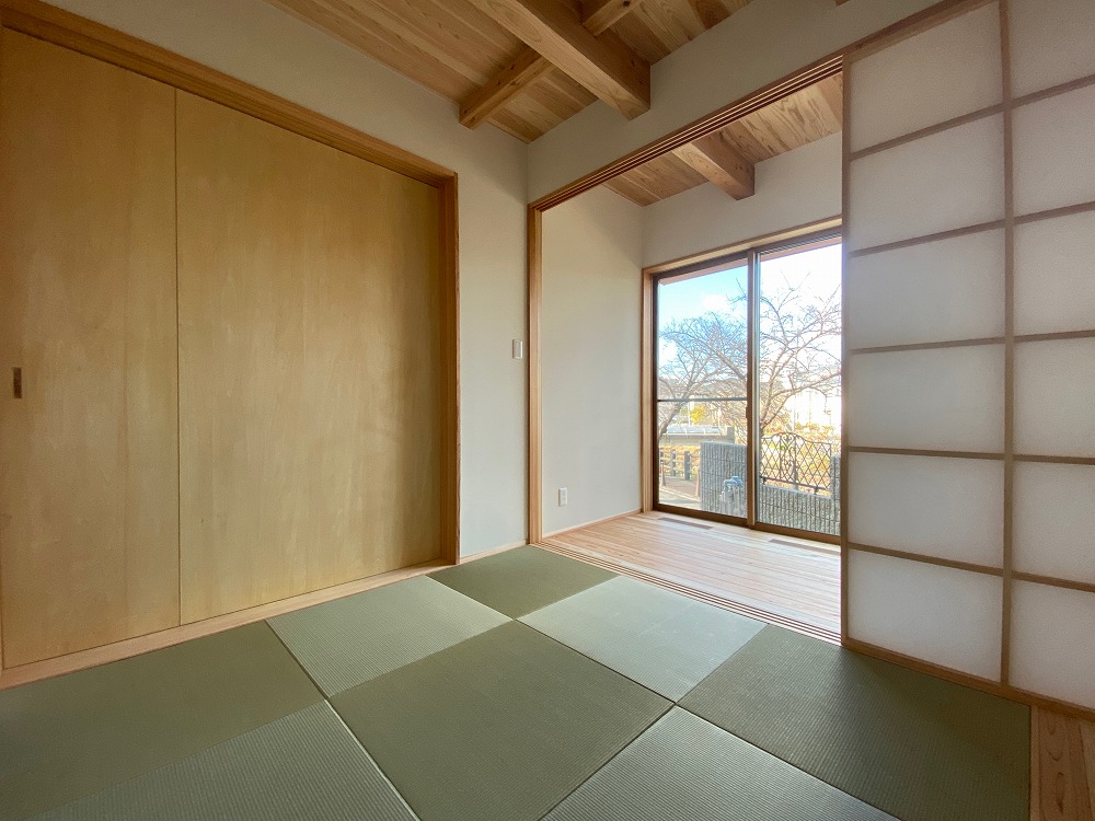 障子を開けると優しい灯りと視線の抜けができる