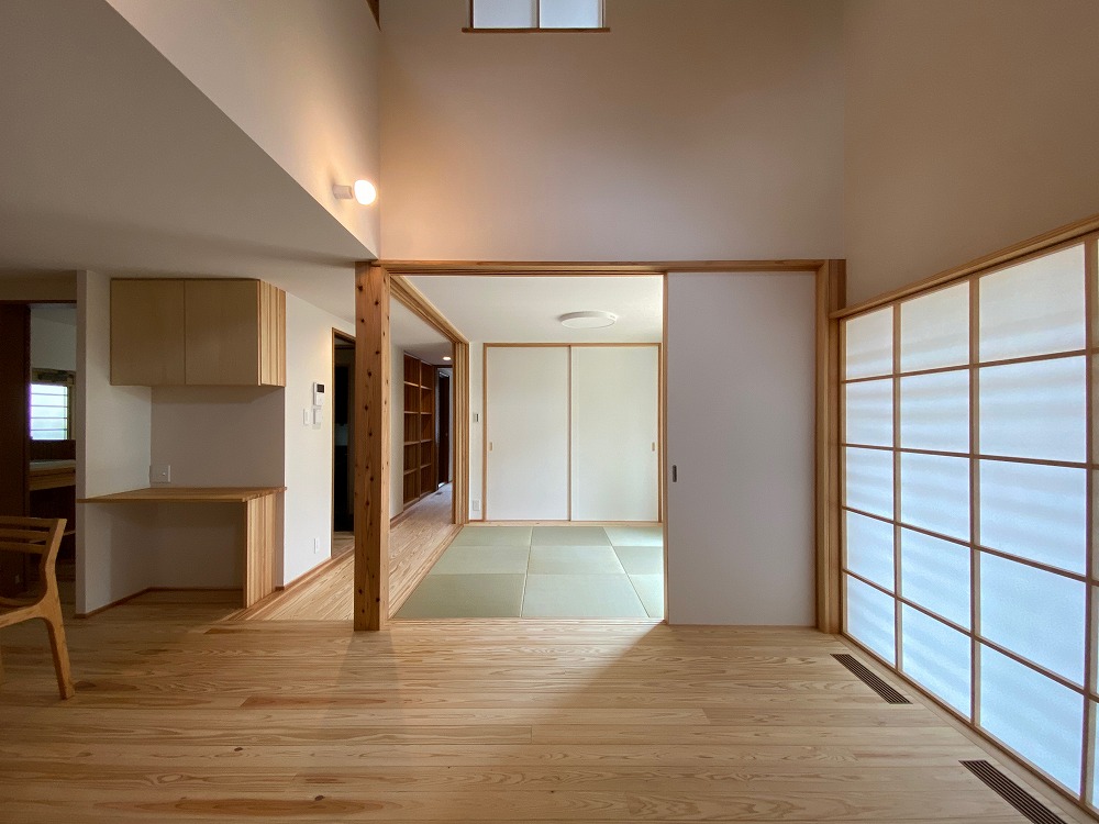 居間と繋がる続きの間には畳敷きがされている。製作した三枚の建具で仕切ることも、開放しておくこともできる