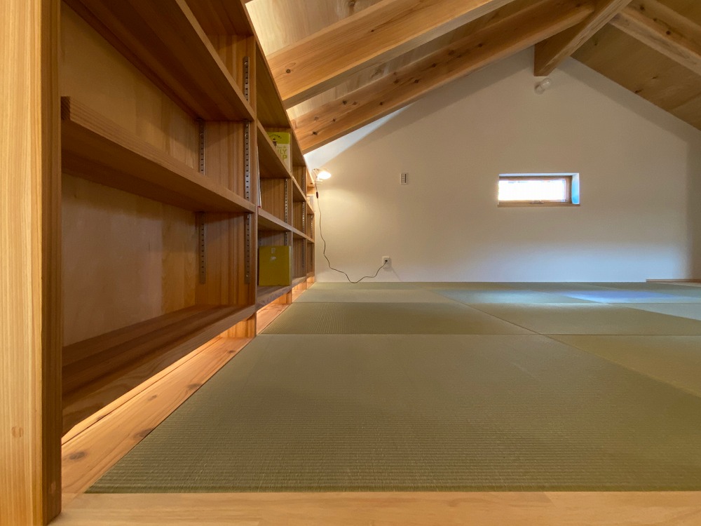 小屋裏は畳。ここでごろ寝ができるのが魅力