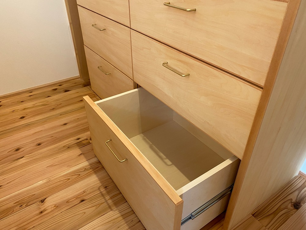 キッチン背面のカップボードは製作に。引き出しの取っ手はこだわりの真鍮