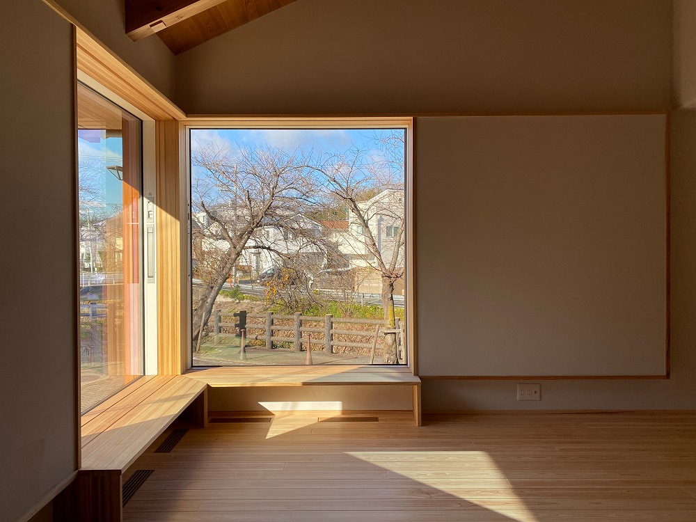 全開放すれば、風が心地良く桜や紅葉に癒される