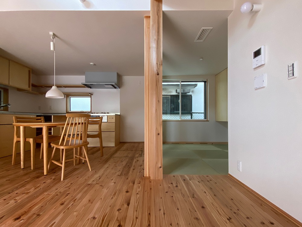 建具や収納を天井の高さに合わせて製作することで視線の遮りを少なくしている