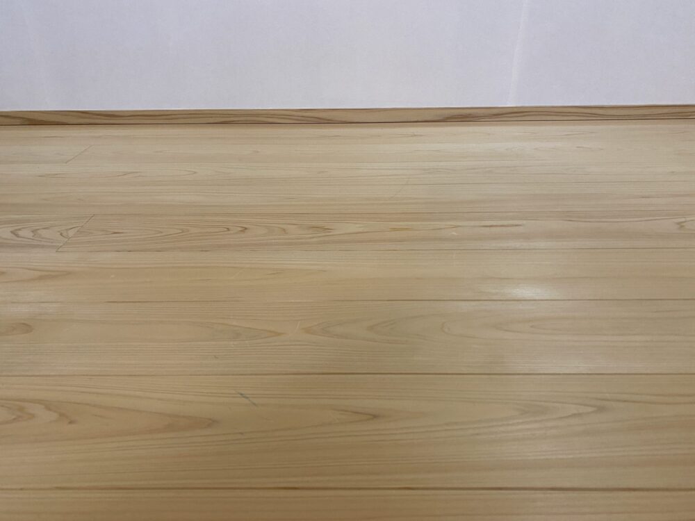 住んで2年半の社屋の桧。だんだんと色が付き飴色に変化する