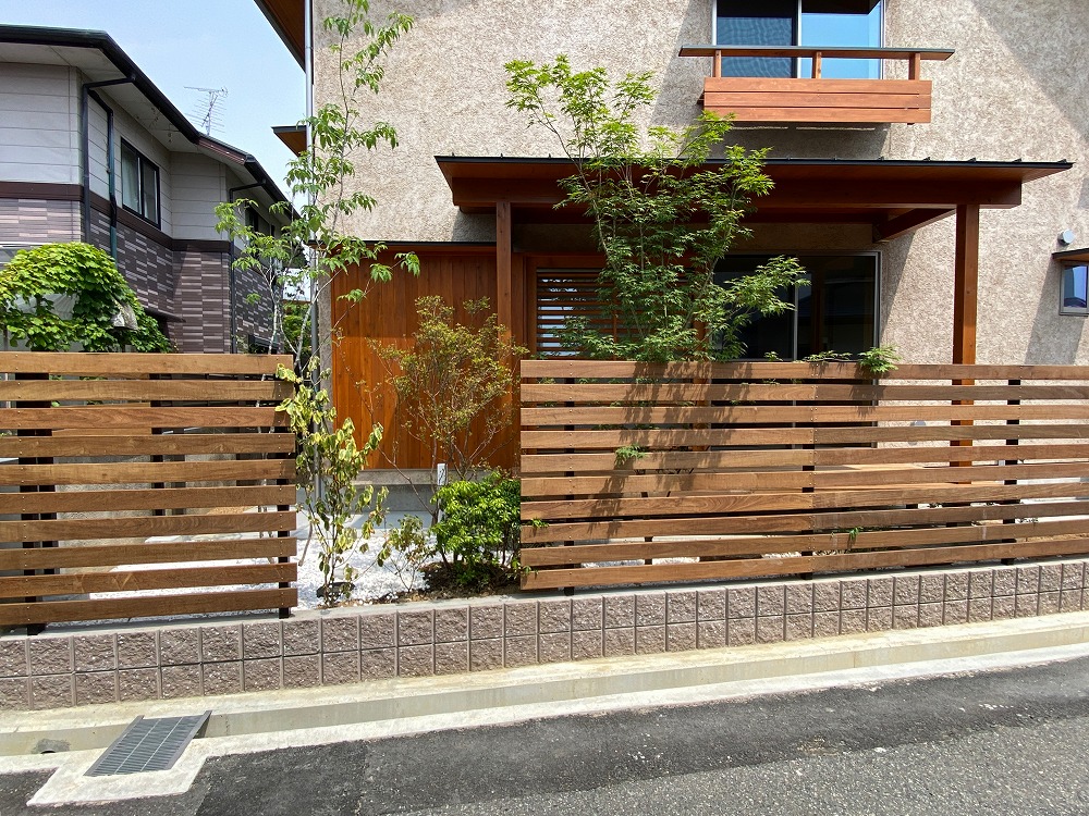 山から直接採ってくる植栽と外壁のカラーバランスがとても好評