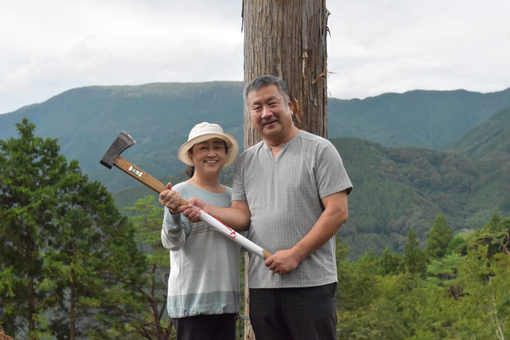 斧入れ式前にご夫妻で記念撮影