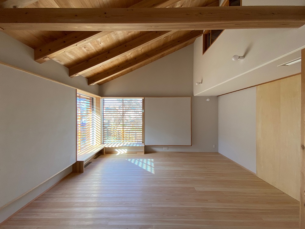 和室の建具を閉める。天井まである建具は空間をスッキリ見せる