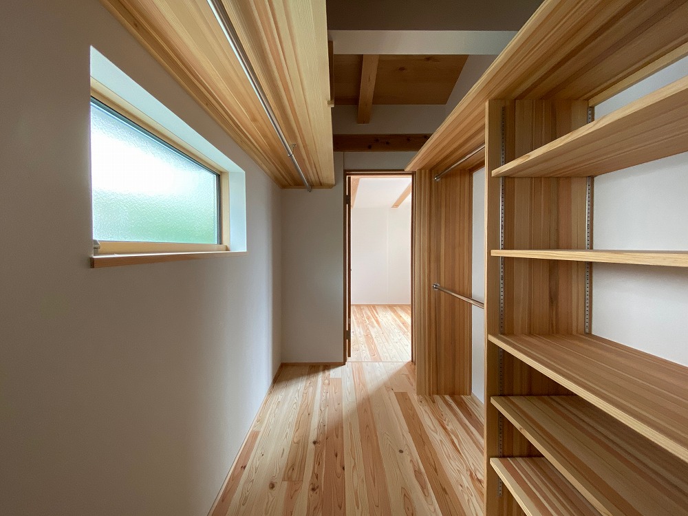居室の多い2階は各部屋からファミリークローゼットへアクセスできるようウォークスルーに