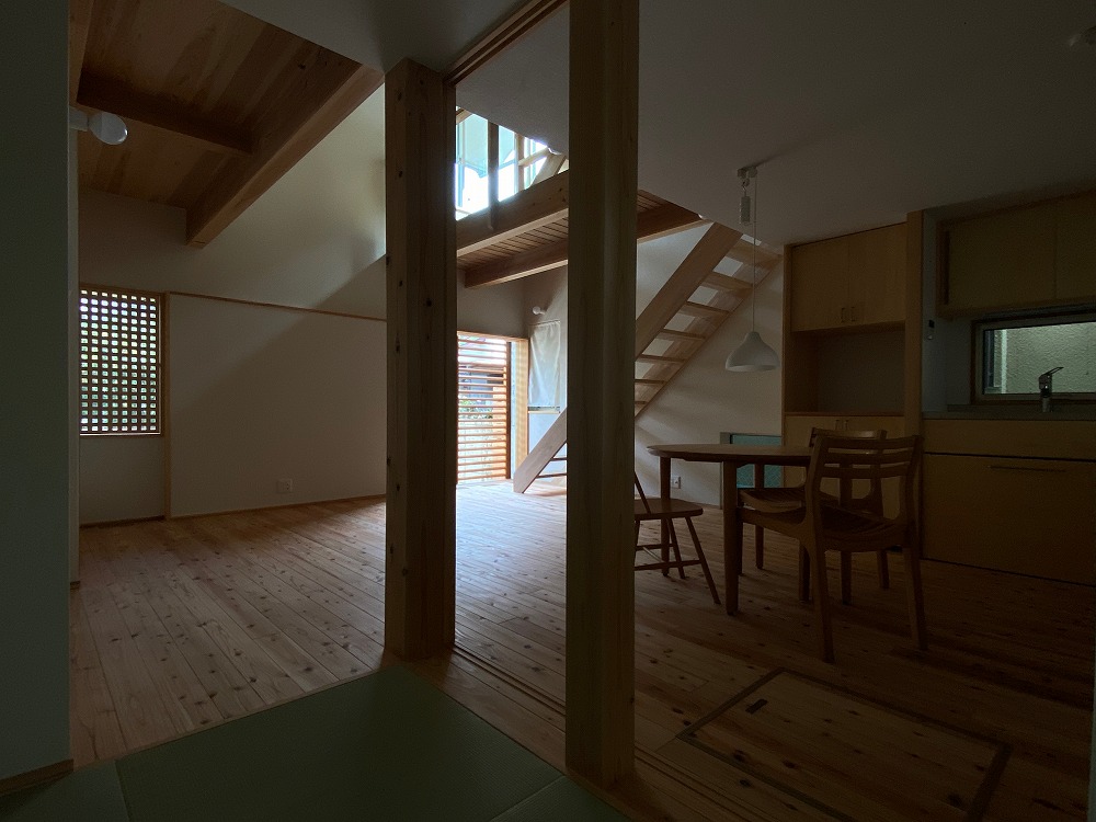 和室側からの眺め。2階とロフトのプラン次第で柱をすっきりさせることもできる