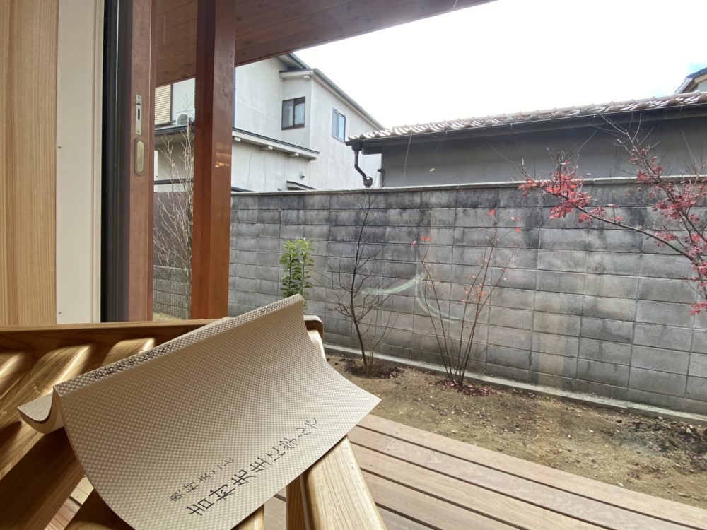 窓辺が一番心地い。ぼーっとするのも読書をするのもいい