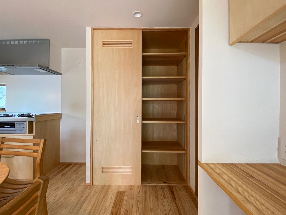 カップボードも造り込み、木製建具とした