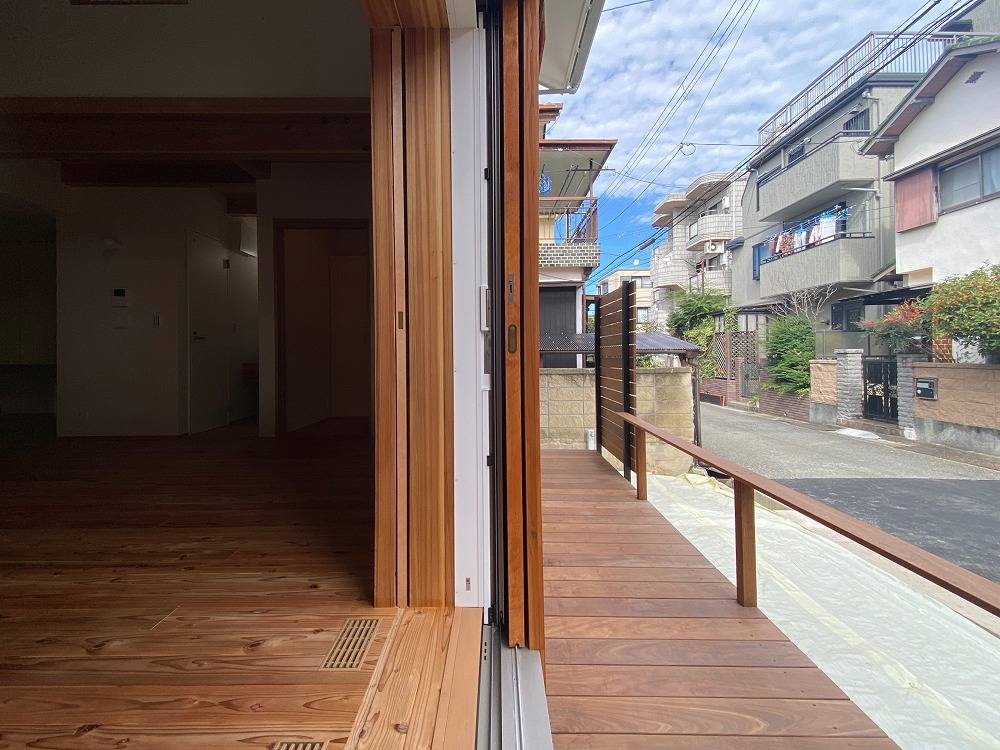 フルオープンにして縁側のように使うこともできる。今回軒は出さず、大屋根の出幅を大きくした