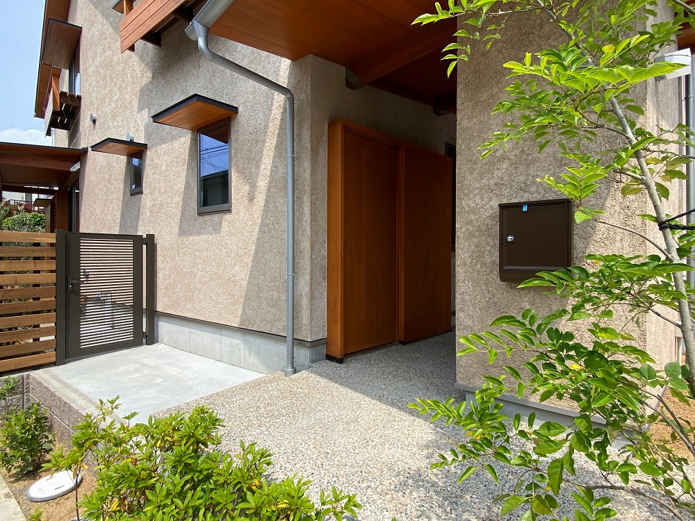 今回選んでいただいた木製のi-works玄関ドア。気密も取れて、木の家にとても合う質感で大変に人気
