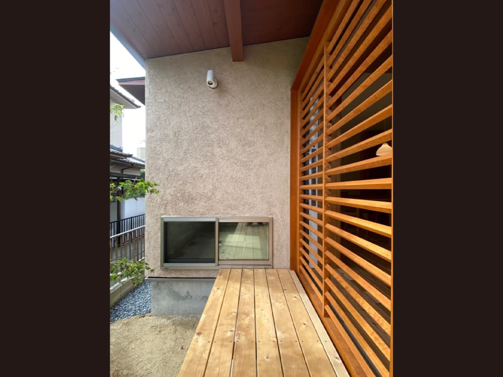 大屋根の軒を1.5m程出し、ウッドデッキを縁側空間のようにした
