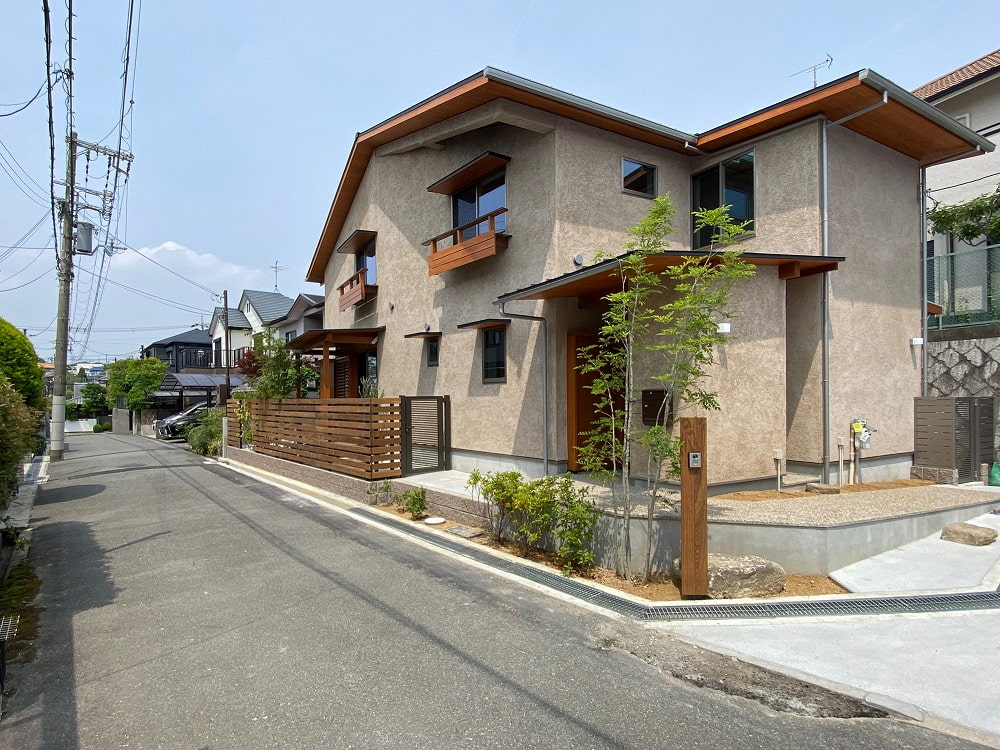 なるべく既製品を外観に使わないよう選んでいただいた。門柱・庇・玄関ドア・戸袋・軒・デッキ・塀、完成見学会でも一目でわかる「陽の木の家」と言っていただける